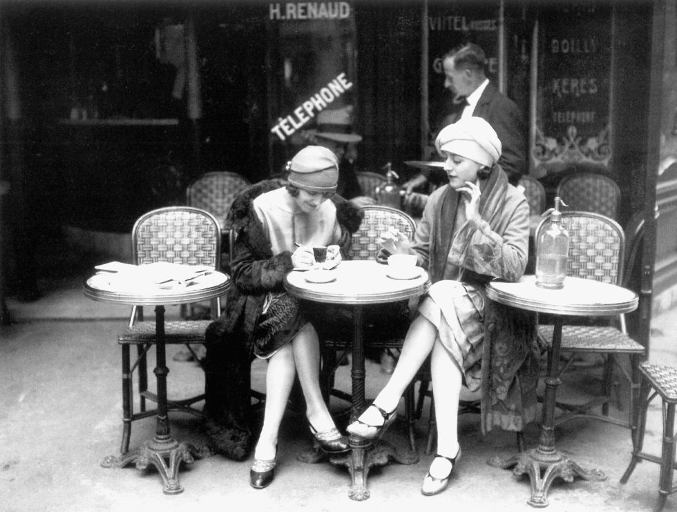 cafe-et-cigarette-paris-1925-roger-viollet